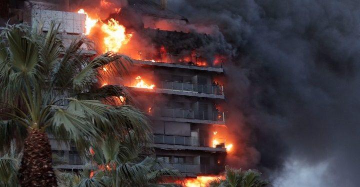 Ισπανία: Τουλάχιστον 13 τραυματίες από μεγάλη πυρκαγιά σε συγκρότημα κατοικιών στη Βαλένθια