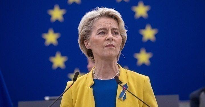 Η Ούρσουλα φον ντερ Λάιεν παρέδωσε οχήματα στις δυνάμεις ασφαλείας της Ουκρανίας