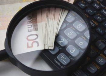 Σε πλήρη εξέλιξη οι διαβουλεύσεις για τη νέα αύξηση του κατώτατου μισθού