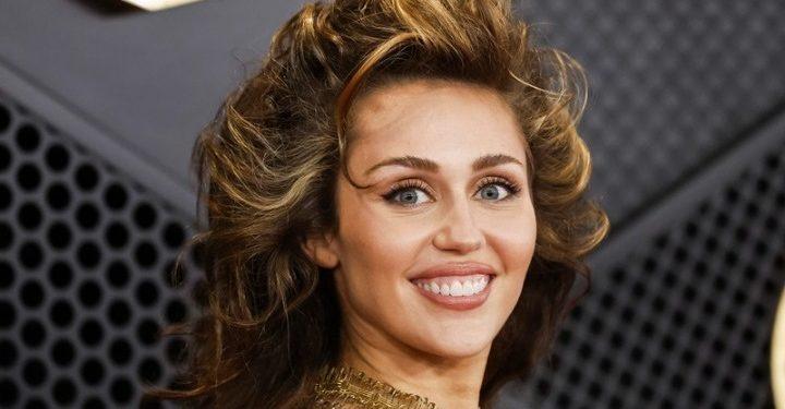 Κορυφαίο σε πωλήσεις σινγκλ παγκοσμίως για το 2023 η επιτυχία Flower της Μάιλι Σάιρους