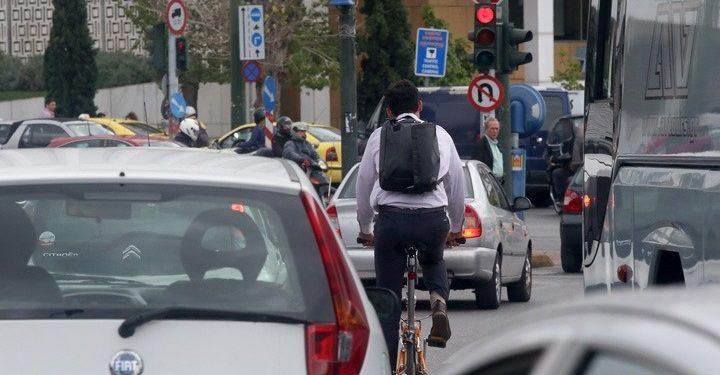 Σε απεργιακό κλοιό η χώρα