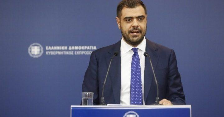 Π. Μαρινάκης: Δεν μπορεί να κάνουμε πολιτική και καμπάνιες πάνω σε ένα τραγικό δυστύχημα – Τυμβωρυχία από τον ΣΥΡΙΖΑ το πανό στα γραφεία του