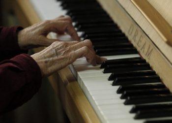 Η ενασχόληση με τη μουσική συνδέεται με καλύτερη υγεία του εγκεφάλου σε ηλικιωμένους