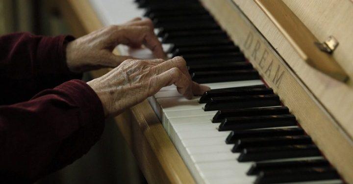 Η ενασχόληση με τη μουσική συνδέεται με καλύτερη υγεία του εγκεφάλου σε ηλικιωμένους