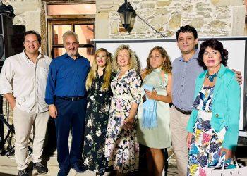 Μετά το τέλος της εκδήλωσης παρουσίασης της μουσειολογικής μελέτης στη βεράντα της Οικίας Παπανικολάου (από αριστερά) ο πολιτικός μηχανικός Θ. Αθανασιάς, ο Αντιδήμαρχος Κονιστρών Κ. Δημάς, η μουσειολόγος Ηλ. Ζιώγα, το μέλος του Δ.Σ. Ρ. Κεχρή, η πρ. κοινοτική σύμβουλος Κ. Κουτέλου, ο Δήμαρχος Κύμης-Αλιβερίου Ν. Μπαράκος και η πρ. Αντιδήμαρχος Πολιτισμού Μ. Μπότη (12/8/2023).