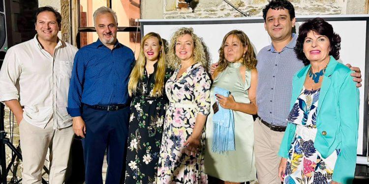 Μετά το τέλος της εκδήλωσης παρουσίασης της μουσειολογικής μελέτης στη βεράντα της Οικίας Παπανικολάου (από αριστερά) ο πολιτικός μηχανικός Θ. Αθανασιάς, ο Αντιδήμαρχος Κονιστρών Κ. Δημάς, η μουσειολόγος Ηλ. Ζιώγα, το μέλος του Δ.Σ. Ρ. Κεχρή, η πρ. κοινοτική σύμβουλος Κ. Κουτέλου, ο Δήμαρχος Κύμης-Αλιβερίου Ν. Μπαράκος και η πρ. Αντιδήμαρχος Πολιτισμού Μ. Μπότη (12/8/2023).