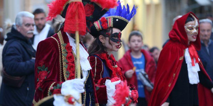 Στη φωτογραφία που δόθηκε στη δημοσιότητα το Σάββατο 9 Μαρτίου 2024 εικονίζονται καρναβαλιστές με κοστούμια εποχής και περίτεχνες μάσκες, οι οποίοι συμμετέχουν στο βενετσιάνικο καρναβάλι στην πόλη της Κέρκυρας, Παρασκευή 8 Μαρτίου 2024. ΑΠΕ-ΜΠΕ/ΑΠΕ-ΜΠΕ/ΣΤΑΜΑΤΗΣ ΚΑΤΑΠΟΔΗΣ