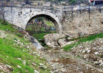 Δωμάτια στους πρόποδες του Παγγαίου με τοξωτά γεφύρια και πλούσια ιστορία