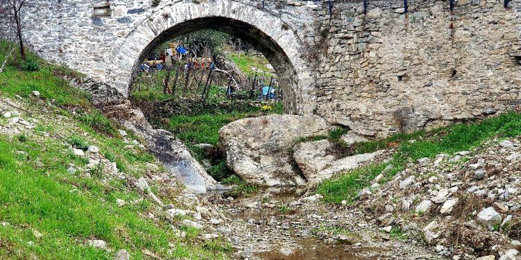 Δωμάτια στους πρόποδες του Παγγαίου με τοξωτά γεφύρια και πλούσια ιστορία