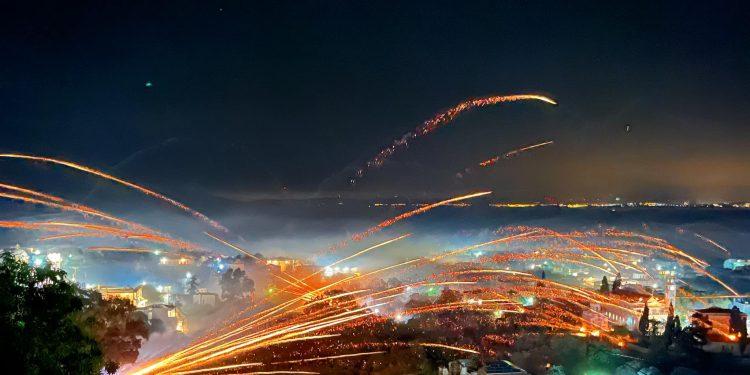 Ο Ρουκετοπόλεμος μία ματιά στο έθιμο του Βροντάδου της Χίου