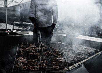 Ο Δήμος Αθηναίων «γιορτάζει» την Τσικνοπέμπτη στη Βαρβάκειο Αγορά