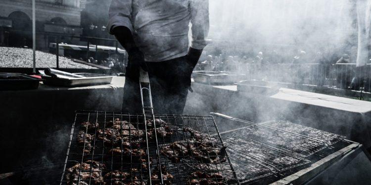 Ο Δήμος Αθηναίων «γιορτάζει» την Τσικνοπέμπτη στη Βαρβάκειο Αγορά