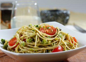 Μακαρόνια με πέστο βασιλικού και ντοματίνια