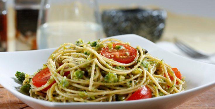 Μακαρόνια με πέστο βασιλικού και ντοματίνια