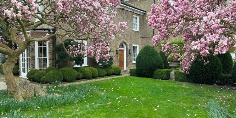 Το πρώην σπίτι του frontman των Queen, Freddie Mercury, στο Λονδίνο πωλείται έναντι 38 εκατομμυρίων δολαρίων (ή 30 εκατομμυρίων λιρών).