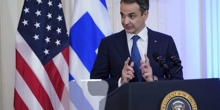 ΦΩΤ. ΑΡΧΕΙΟΥ: Ο Ελληνας πρωθυπουργός Κυριάκος Μητσοτάκης μιλάει κατά τη διάρκεια δεξίωσης με τον πρόεδρο Τζο Μπάιντεν στην Ανατολική Αίθουσα του Λευκού Οίκου στην Ουάσιγκτον, Δευτέρα 16 Μαΐου 2022. Φωτογραφία: AP Photo/Susan Walsh