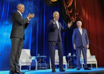 Ο πρόεδρος Τζο Μπάιντεν και οι πρώην πρόεδροι Μπαράκ Ομπάμα και Μπιλ Κλίντον συμμετέχουν σε εκδήλωση συγκέντρωσης χρημάτων στο Radio City Music Hall, την Πέμπτη 28 Μαρτίου 2024, στη Νέα Υόρκη. (AP Photo/Alex Brandon)