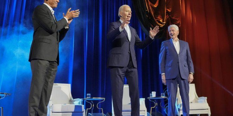 Ο πρόεδρος Τζο Μπάιντεν και οι πρώην πρόεδροι Μπαράκ Ομπάμα και Μπιλ Κλίντον συμμετέχουν σε εκδήλωση συγκέντρωσης χρημάτων στο Radio City Music Hall, την Πέμπτη 28 Μαρτίου 2024, στη Νέα Υόρκη. (AP Photo/Alex Brandon)