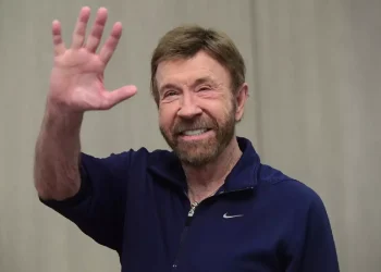 «Ο Chuck Norris δεν γερνάει, η ηλικία φοβάται να τον πλησιάσει»: Ο θρύλος των πολεμικών τεχνών έκλεισε τα 84