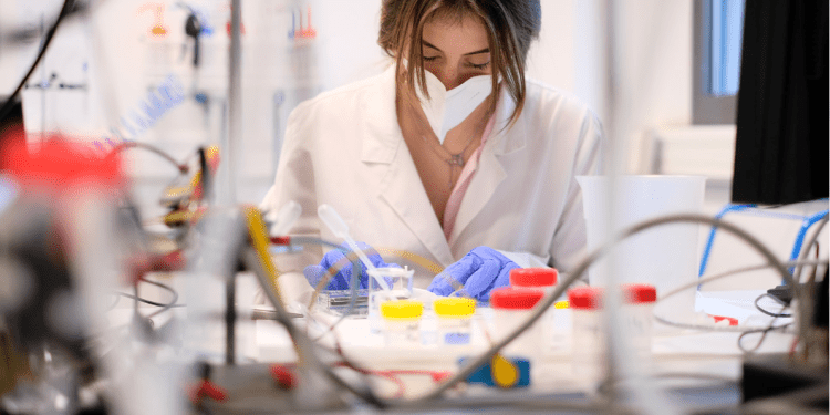 Η ερευνήτρια από τη Δράμα που αναπτύσσει πρωτοποριακό βιοαισθητήρα για την έγκαιρη διάγνωση του καρκίνου του δέρματος στο Λονδίνο