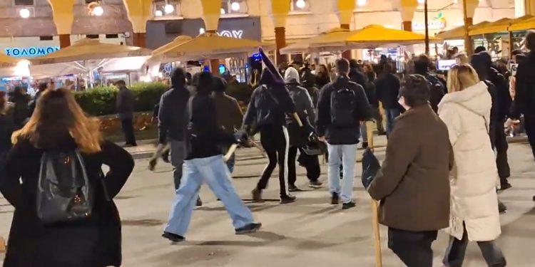 Κουκουλοφόροι προσπάθησαν να χτυπήσουν τον Στέφανο Κασσελάκη με λοστούς