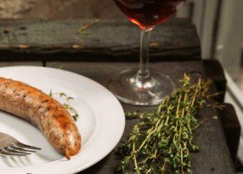 Σπιτικό πρόβειο λουκάνικο με σουμάκ και ολίγον ντοματοπελτέ