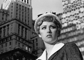 Cindy Sherman Untitled Film Still #21 1978 Εκτύπωση ζελατινο-αλογονούχου αργύρου 20,3 x 25,4 εκ. © Cindy Sherman Με την ευγενική παραχώρηση της καλλιτέχνιδος και της Hauser & Wirth