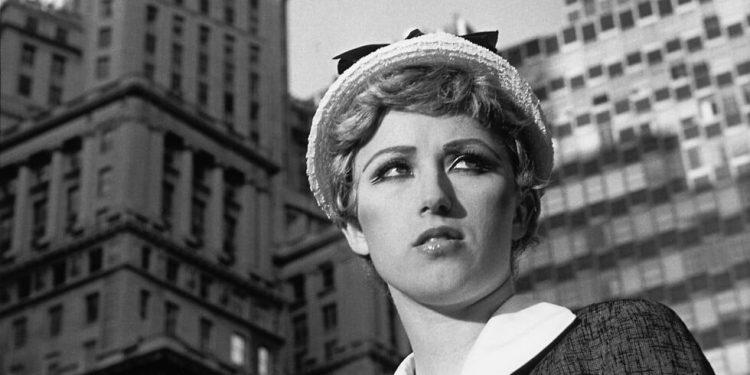 Cindy Sherman Untitled Film Still #21 1978 Εκτύπωση ζελατινο-αλογονούχου αργύρου 20,3 x 25,4 εκ. © Cindy Sherman Με την ευγενική παραχώρηση της καλλιτέχνιδος και της Hauser & Wirth