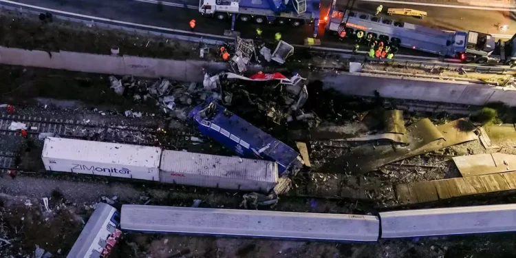 Τέμπη: Μνημείο του δήμου Αθηναίων για τα θύματα της τραγωδίας