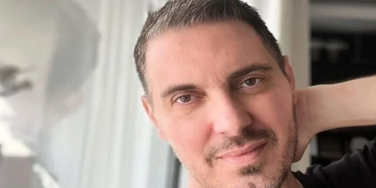 Χίλια μπράβο: Ο Μιχάλης Χατζηγιάννης ταΐζει κάθε μέρα αδέσποτες γάτες στην γειτονιά του