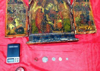 Θεσσαλονίκη: Δαχτυλίδι με διάκοσμο βυζαντινής εποχής, αγιογραφία και νομίσματα έκρυβε στο σπίτι του 35χρονος