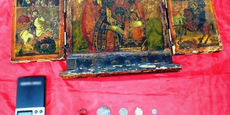 Θεσσαλονίκη: Δαχτυλίδι με διάκοσμο βυζαντινής εποχής, αγιογραφία και νομίσματα έκρυβε στο σπίτι του 35χρονος