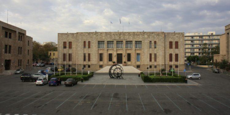 Κίνδυνος έκπτωσης λόγω οφειλών για 370 υποψήφιους Δήμου