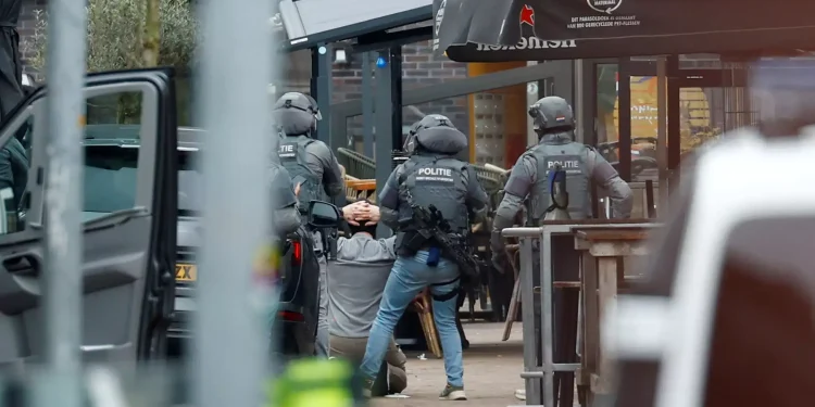 Ολλανδία: Ελεύθεροι όλοι οι όμηροι – Συνελήφθη άνδρας με μπαλακλάβα