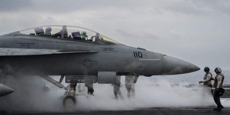 Μαχητικό αεροσκάφος F/A-18F Super Hornet απογειώνεται από το αεροπλανοφόρο «USS Dwight D. Eisenhower», στη νότια Ερυθρά Θάλασσα, Τρίτη 13 Φεβρουαρίου 2024. AP Photo/BernatArmangue