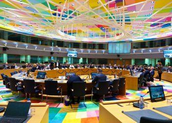 Eurogroup: Βάζει φρένο σε αυξήσεις μισθών και συντάξεων