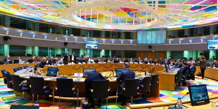 Eurogroup: Βάζει φρένο σε αυξήσεις μισθών και συντάξεων