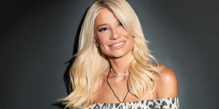 Η Φαίη Σκορδά πόζαρε στην Piazza Di Spagna και ο Σέρχιο Αραούχο της ΑΕΚ κοινοποίησε τη φωτογραφία