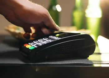 Χρεώσεις στα POS: Τα εναλλακτικά σενάρια στο τραπέζι του οικονομικού επιτελείου