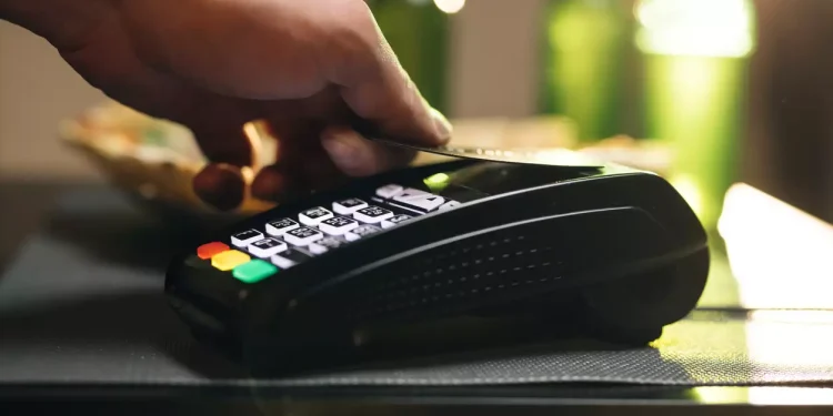 Χρεώσεις στα POS: Τα εναλλακτικά σενάρια στο τραπέζι του οικονομικού επιτελείου