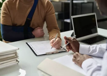 Στη Βουλή η ρύθμιση για ασφαλιστική ικανότητα για επαγγελματίες με χρέος έως 100 ευρώ