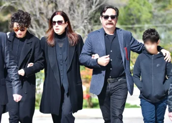 Θλίψη στην κηδεία του Ηλία Λογοθέτη: Συντετριμμένοι η σύζυγος και ο γιος του