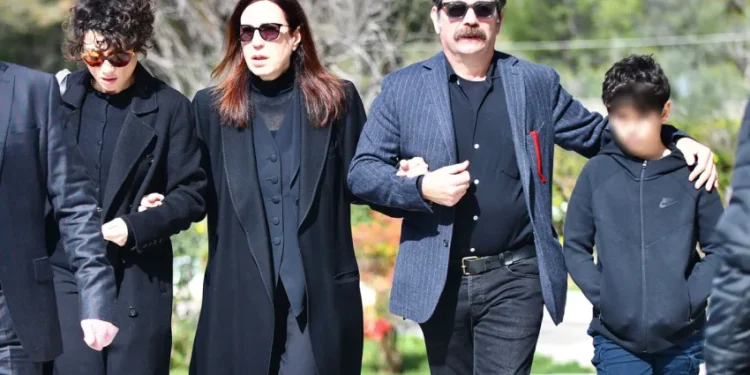 Θλίψη στην κηδεία του Ηλία Λογοθέτη: Συντετριμμένοι η σύζυγος και ο γιος του