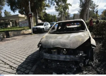 Ζωγράφου: Άγνωστοι πυρπόλησαν σχολικά λεωφορεία, αυτοκίνητα και μοτοσικλέτες