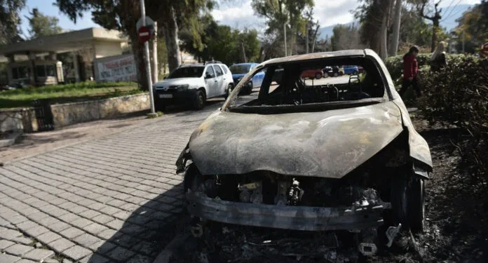 Ζωγράφου: Άγνωστοι πυρπόλησαν σχολικά λεωφορεία, αυτοκίνητα και μοτοσικλέτες