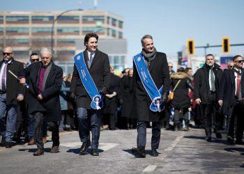 Ο Κυριάκος Μητσοτάκης μαζί με τον Τζάστιν Τριντό στην παρέλαση στο Μόντρεαλ για την 25η Μαρτίου