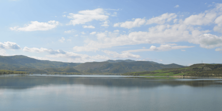 Κατά των πλωτών φωβολταϊκών στη λίμνη Πολυφύτου τρεις Δήμαρχοι
