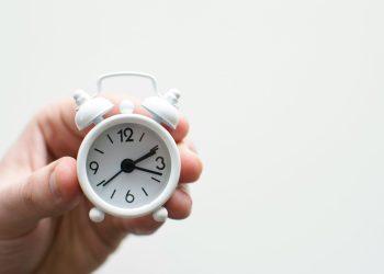 Αλλάζει η ώρα: Μία ώρα μπροστά οι δείκτες του ρολογιού – Ο άνθρωπος πίσω από την ιδέα