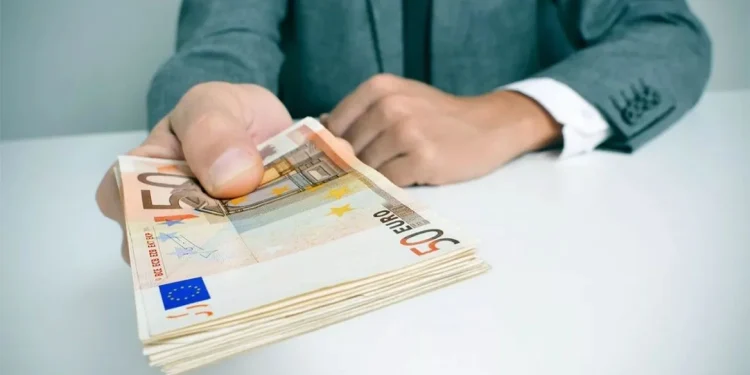 Αύξηση του κατώτατου μισθού στα 908 ευρώ από 1η Απριλίου προτείνει η ΓΣΕΕ