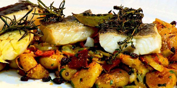 Έθιμα και Γαστρονομία: Μπακαλιάρος πλακί στο φούρνο